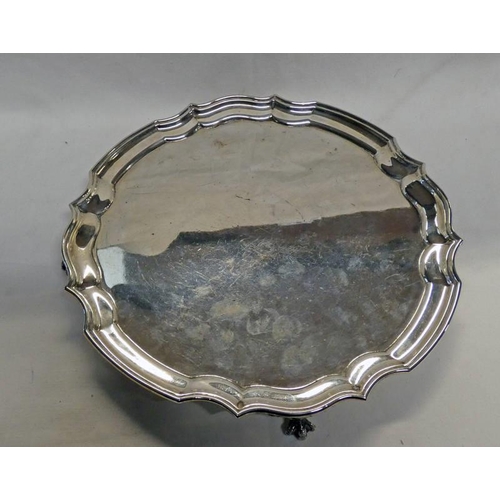 587 - SILVER SALVER ON 4 BALL & CLAW FEET, BIRMINGHAM 1961 - 25.5 CM DIAMETER, 420 G