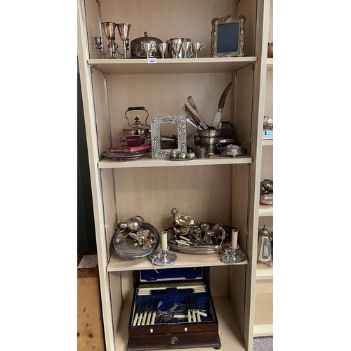 604 - LARGE SELECTION OF SILVER PLATED WARE INCLUDING FLORAL EMBOSSED PHOTO FRAME, SPIRIT KETTLE, MAHOGANY... 