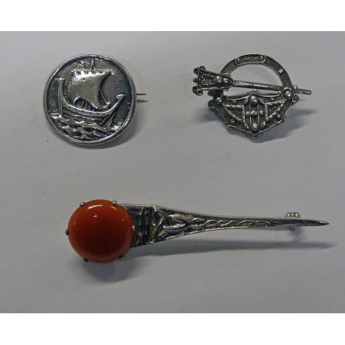 607 - IRISH SILVER SMALL SCOTTISH BROOCH, SCOTTISH SILVER HARDSTONE KILT PIN & SILVER BROOCH DECORATED WIT... 