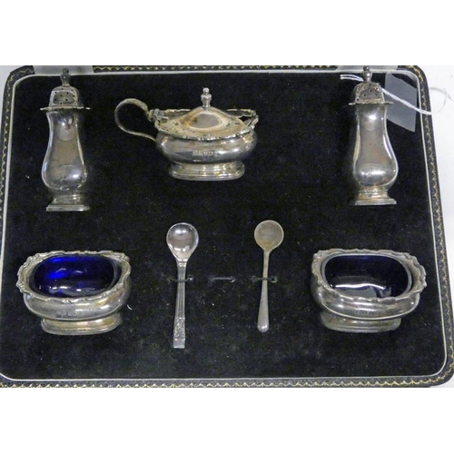 616 - CASED 5 PIECE SILVER CRUET SET WITH BLUE GLASS LINERS, BIRMINGHAM 1957 WITH A SILVER PLATED SPOON - ... 