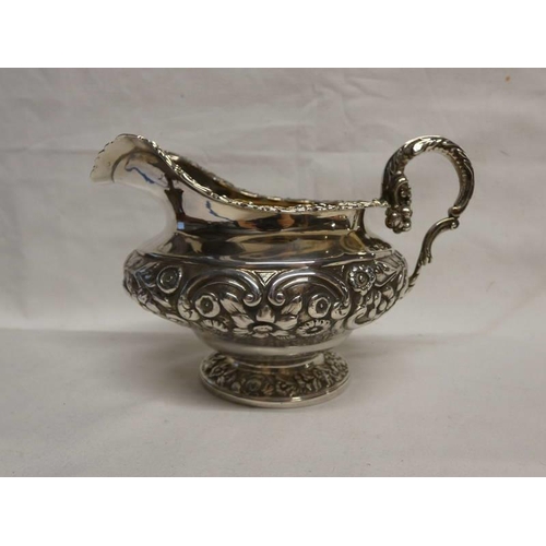 620 - GEORGE IV SILVER SAUCE BOAT WITH FOLIATE EMBOSSED DECORATION BY WILLIAM ELEY, LONDON 1824 - 305G