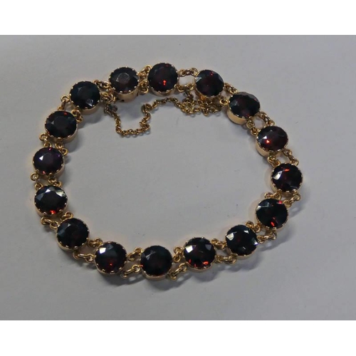 630 - YELLOW METAL GARNET SET BRACELET - 9CM