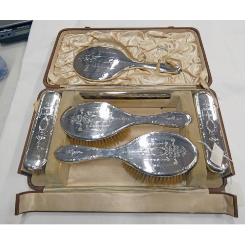 638 - CASED SILVER 6 PIECE DRESSING TABLE SET DECORATED WITH FLORAL SWAGS, CHESTER 1912 - ASSOCIATED COMB