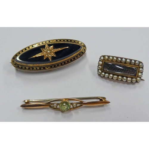 640 - VICTORIAN MEMORIAL BROOCH SET WITH PEARLS, PEARL & PERIDOT BROOCH AND A 19TH CENTURY GOLD PEARL SET ... 