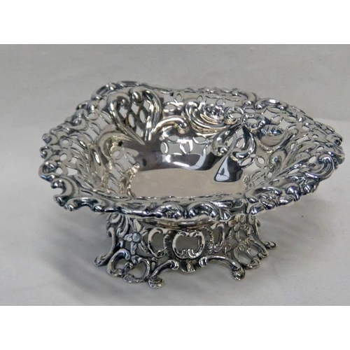 86 - SILVER HEART SHAPED DISH WITH PIERCED DECORATION ON 4 RAISED FEET BY WILLIAM COMYNS, BIRMINGHAM 1893... 