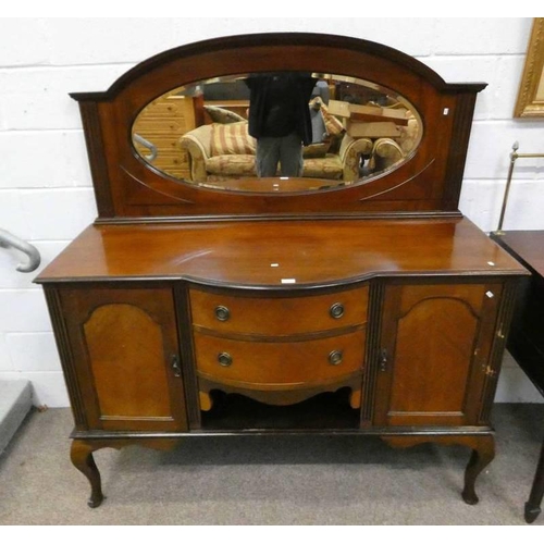 127 - MAHOGANY MIRROR BACK SIDEBOARD WITH SHAPED FRONT & 2 CENTRAL DRAWERS FLANKED BY 2 PANEL DOORS ON QUE... 
