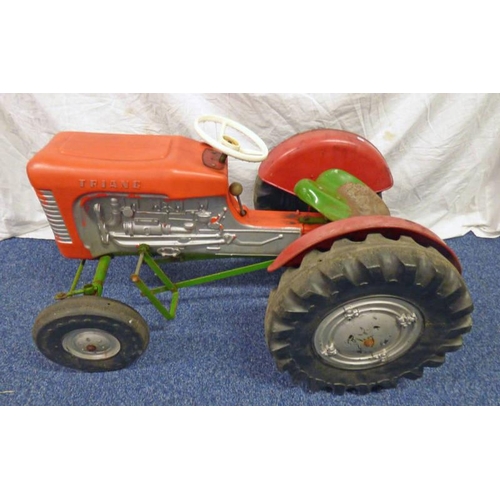 2101 - TRIANG PEDAL TRACTOR