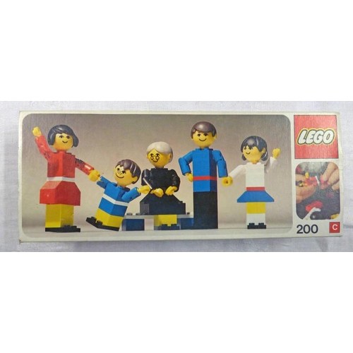 2252 - VINTAGE LEGO SET 200 FAMILY FIGURE SET. BOXED