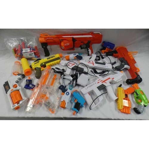 2272 - SELECTION OF VARIOUS NERF AND LASER TAG GUNS AND AMMO