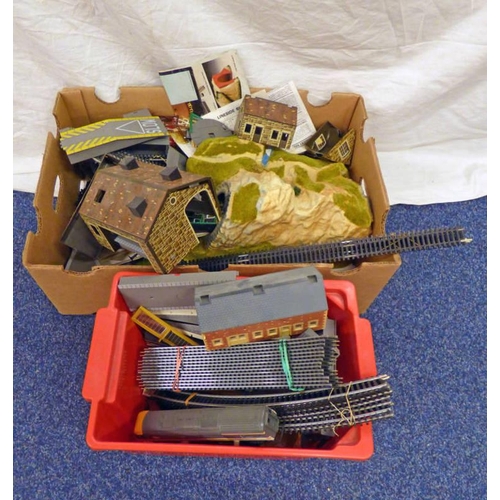 2289 - SELECTION OF VARIOUS OO GAUGE MODEL RAILWAY ITEMS INCLUDING TRACK, BUILDINGS AND OTHER ACCESSORIES