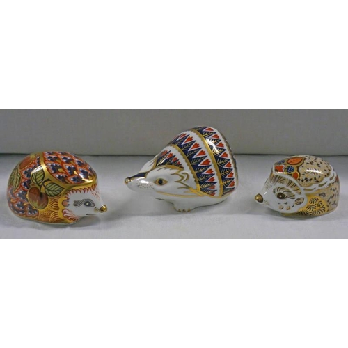3101 - 3 ROYAL CROWN DERBY IMARI PAPERWEIGHTS, HEDGEHOGS; BRAMBLE WITH GOLD STOPPER, ORIGINAL CERTIFICATE N... 