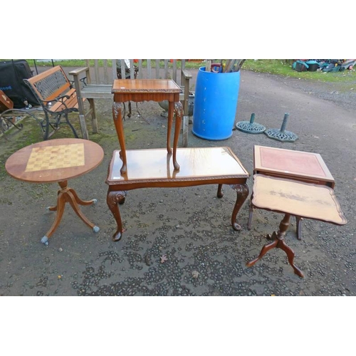 315 - MAHOGANY COFFEE TABLE WITH GLASS INSET TOP, MAHOGANY TABLE WITH DRAWER, 2 LEAVES AND LEATHER INSET E... 