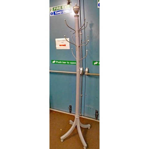 525 - PAINTED HAT TREE ON 4 SPREADING SUPPORTS, 203CM TALL