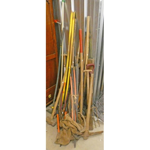 52U - GOOD SELECTION OF GARDEN TOOLS TO INCLUDE PICKAXE, SLEDGE HAMMER, SHOVELS ETC