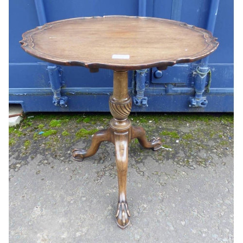 76 - MAHOGANY CIRCULAR TABLE ON CENTRE PEDESTAL WITH BALL & CLAW FEET, DIAMETER OF TOP 58CM
