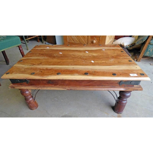 91 - EASTERN HARDWOOD COFFEE TABLE ON TURNED SUPPORTS 90 CM LONG