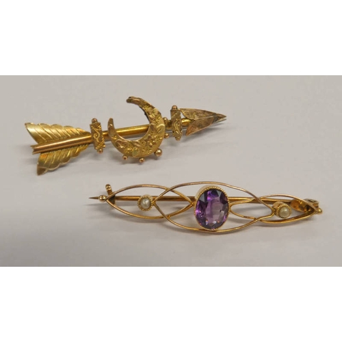 105 - 9CT GOLD AMETHYST & PEARL 3 - STONE BROOCH & 9CT GOLD ARROW BROOCH - 4.6 G TOTAL