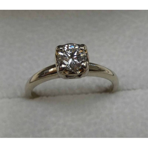 121 - 14K WHITE GOLD DIAMOND SOLITAIRE, THE BRILLIANT CUT DIAMOND APPROX 0.5 CARATS