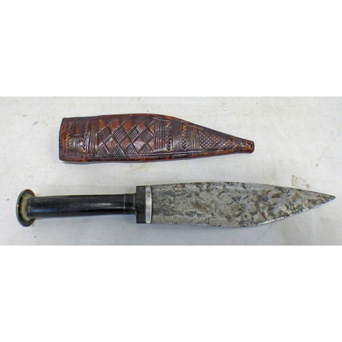 1252 - MIDDLE EASTERN KNIFE WITH 15.9 CM LONG DOUBLE EDGED BLADE WITH BANDED GRIP WITH ITS WORKED LEATHER S... 