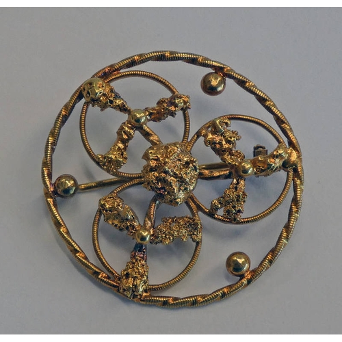 146 - UNMARKED YELLOW METAL CIRCULAR BROOCH WITH GOLD NUGGET TO CENTRE - 3.6 CM DIAMETER, 12.2 G