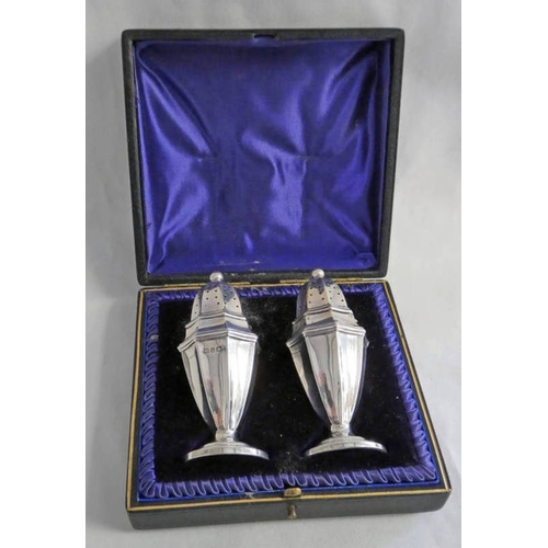 251 - CASED PAIR OF SILVER OCTAGONAL PEPPERS, BIRMINGHAM 1899