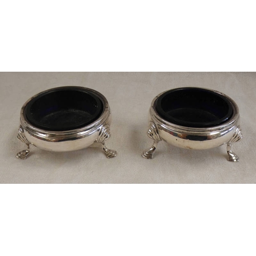 63 - PAIR OF GEORGE II SILVER CIRCULAR SALTS ON HOOF FEET BY BENJAMIN CARTWRIGHT, LONDON 1759 - 95G WEIGH... 