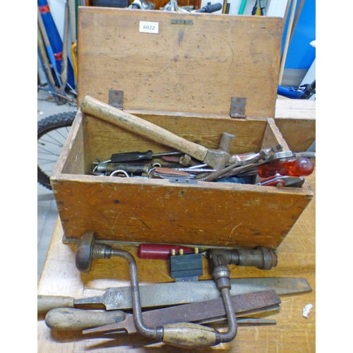 6022 - PINE TOOL BOX & CONTENTS OF VARIOUS TOOLS TO INCLUDE HAND DRILL, KNIVES, PLIERS, ETC