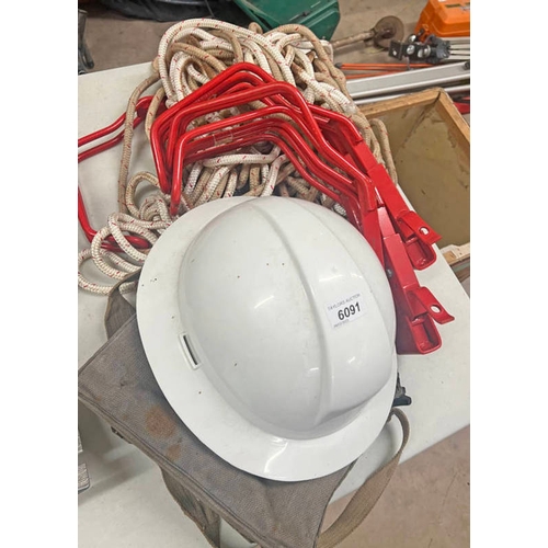 6091 - HARD HAT, CARIBINIERS, ROPE ETC