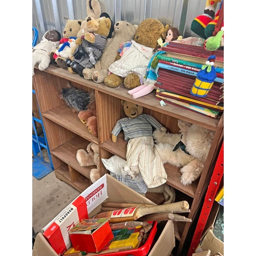 6109 - SELECTION OF VARIOUS TEDDY BEARS, WOODEN BLOCKS, CRICKET BATS, ANNUALS  ETC