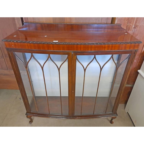 15 - MAHOGANY DISPLAY CABINET WITH 2 ASTRAGAL GLASS PANEL DOORS ON SHORT QUEEN ANNE SUPPORTS 121 CM WIDE