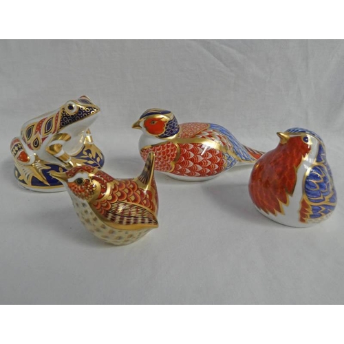 3147 - 4 ROYAL CROWN DERBY PORCELAIN PAPERWEIGHTS INCLUDING FROG, PHEASANT, JENNY WRENN, & ROBIN. ALL WITH ... 