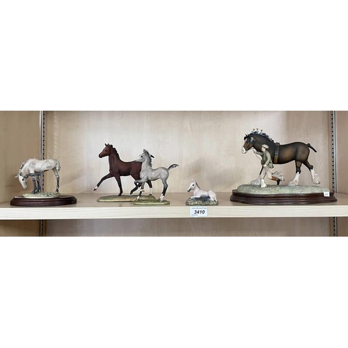 3410 - BORDER OF FINE ARTS SHOW DAY AT DARROWBY FIGURE SET, HEIGHT 17CM & OTHERS OVER 1 SHELF