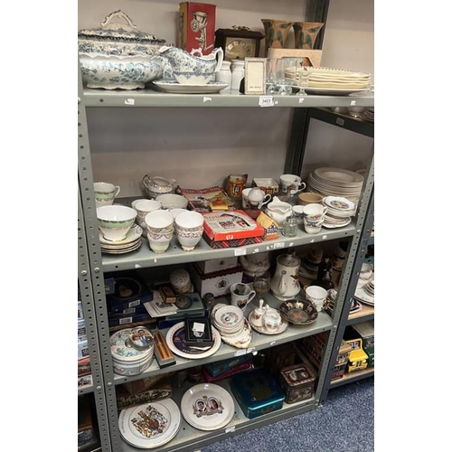 3423 - SELECTION OF VARIOUS ITEMS INCLUDING TEA SETS, VASES, MANTLE CLOCK & OTHERS OVER 4 SHELVES