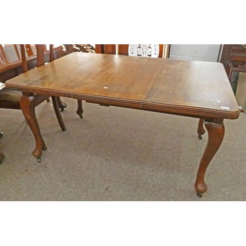 40 - LATE 19TH CENTURY OAK EXTENDING DINING TABLE ON QUEEN ANNE SUPPORTS