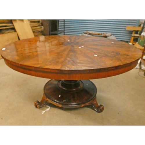 43 - 19TH CENTURY MAHOGANY CIRCULAR LIBRARY TABLE ON CENTRE PEDESTAL, DIAMETER 136CM