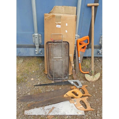 6033 - BOX OF VARIOUS TOOLS TO INCLUDE SPEAR & JACKSON SAW, CHISEL, METAL TRAY, ETC