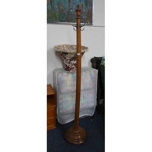 5512 - OAK HAT TREE WITH TURNED COLUMN ON CIRCULAR BASE. APPROX 190 CM TALL