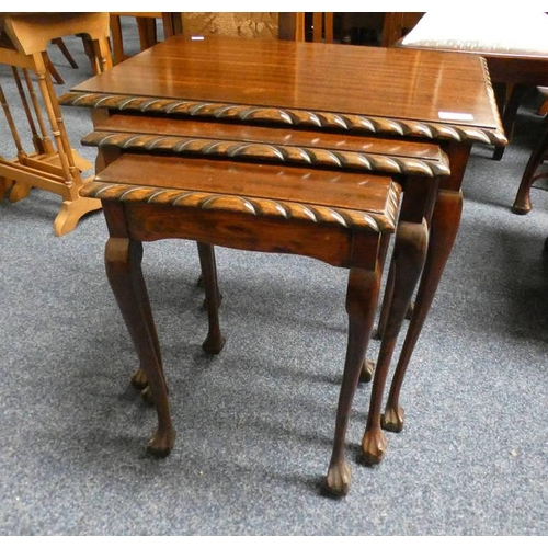 5513 - NEST OF 3 MAHOGANY TABLES ON BALL & CLAW SUPPORTS.