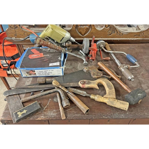 6033 - VARIOUS TOOLS SUCH AS STANLEY NO.4 WOOD PLANE, BRITISH MADE THE POPULAR HAND CRANKED BENCH GRINDER, ... 