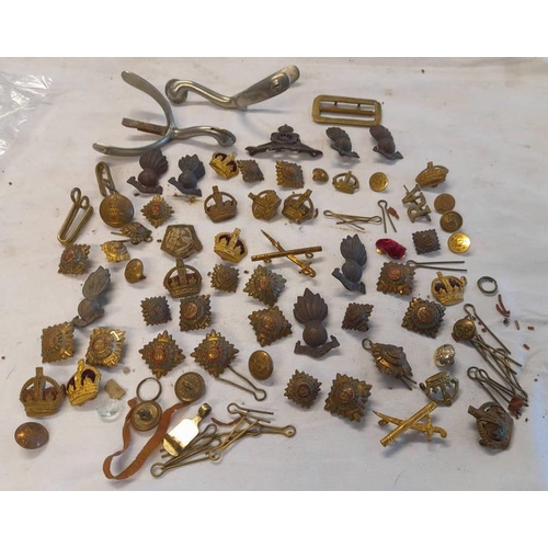 1044 - SELECTION OF ROYAL ARTILLERY CAP BADGES, BUTTONS, SPURS ETC