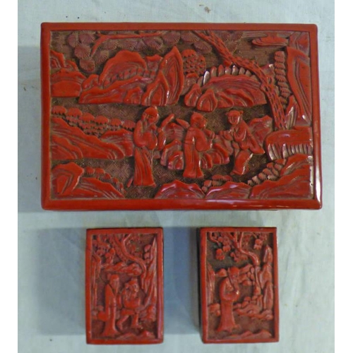 1129 - CHINESE CINNABAR BOX WITH 2 HOLDERS. LENGTH 14 CMS