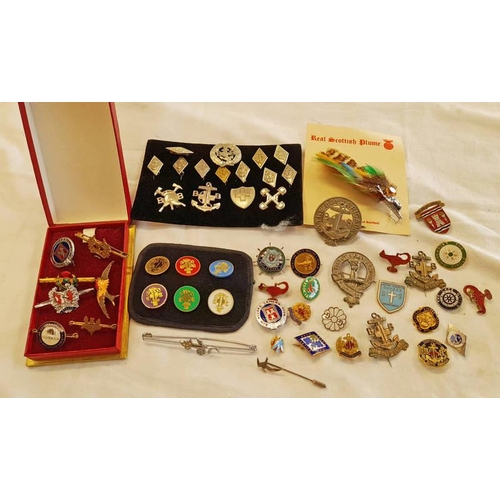 1311 - GORDON HIGHLANDERS SWEETHEART BROOCHES, BRITISH RED CROSS SOCIETY SCOTTISH BRANCH WAR WORKER BROOCH,... 