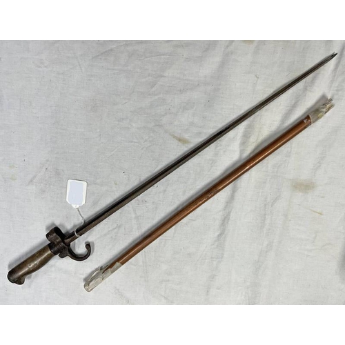 1357 - FRENCH M1886 EPEE BAYONET WITH 51.6CM LONG CRUCIFORM BLADE, BRASS GRIP AND A COPPER PIPE FOR SCABBAR... 