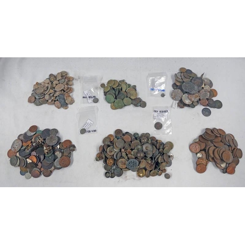 1633 - SELECTION OF VARIOUS METAL DETECTING FINDINGS TO INCLUDE COINS, BUTTONS BADGES, MINOR MILITARIA AND ... 