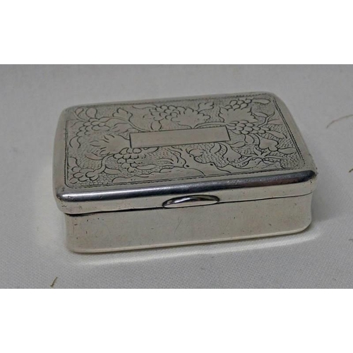 18 - 19TH CENTURY CHINESE SILVER SNUFF BOX WITH FOLIATE DECORATION & 2-CHARACTER MARK - 5.2CM WIDE