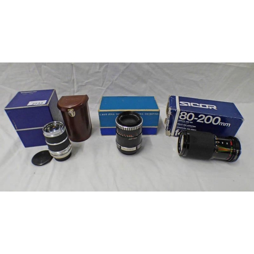 2133 - 3 BOXED CAMERA LENSES TO INCLUDE VOIGTLANDER SUPER- DYNAREX 135 MM, CARL ZEISS JENA DDR 135MM & SICO... 