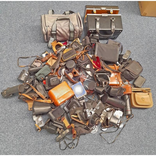 2136 - SELECTION OF VARIOUS EMPTY CAMERA CASES, CAMERA BAGS, LENS CASES, ETC