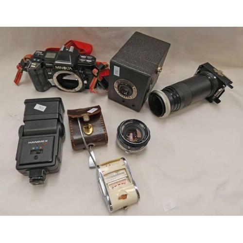 2185 - SELECTION OF CAMERAS AND ACCESSORIES TO INCLUDE NUSTYLE NO2 BOX CAMERA, MINOLTA 7000 CAMERA WITH NOL... 