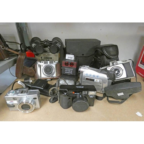 2198 - SELECTION OF CAMERAS AND ACCESSORIES INCLUDING : KODAK BROWNIE 44A CAMERA WITH CASE, CANON AF35 ML C... 