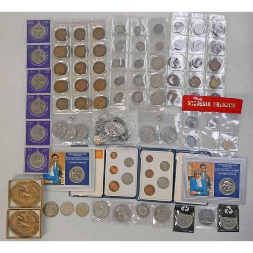 2241 - SELECTION OF VARIOUS WORLD COINS AND MEDALS TO INCLUDE UK COMMEMORATIVE CROWNS, 2 X BRITAINS FIRST D... 